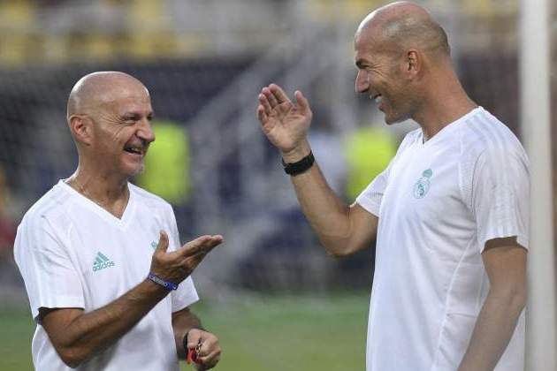 Новость на сайте FondoRuso.ru /assets/img//news/2020/2020-11-03-40-antonio-pintus-y-zidane-en-una-imagen-de-archivo-efe.jpg