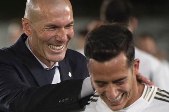 Новость на сайте FondoRuso.ru /assets/img//news/2020/2020-11-28-45-lucas-vazquez-and-zidane.jpg