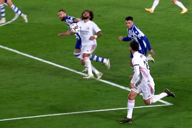 Новость на сайте FondoRuso.ru /assets/img//news/2020/2020-11-30-50-marcelo-jugador-del-real-madrid-en-una-accion-de-penalti-ante-el-alaves-captura-movistarlaliga.png
