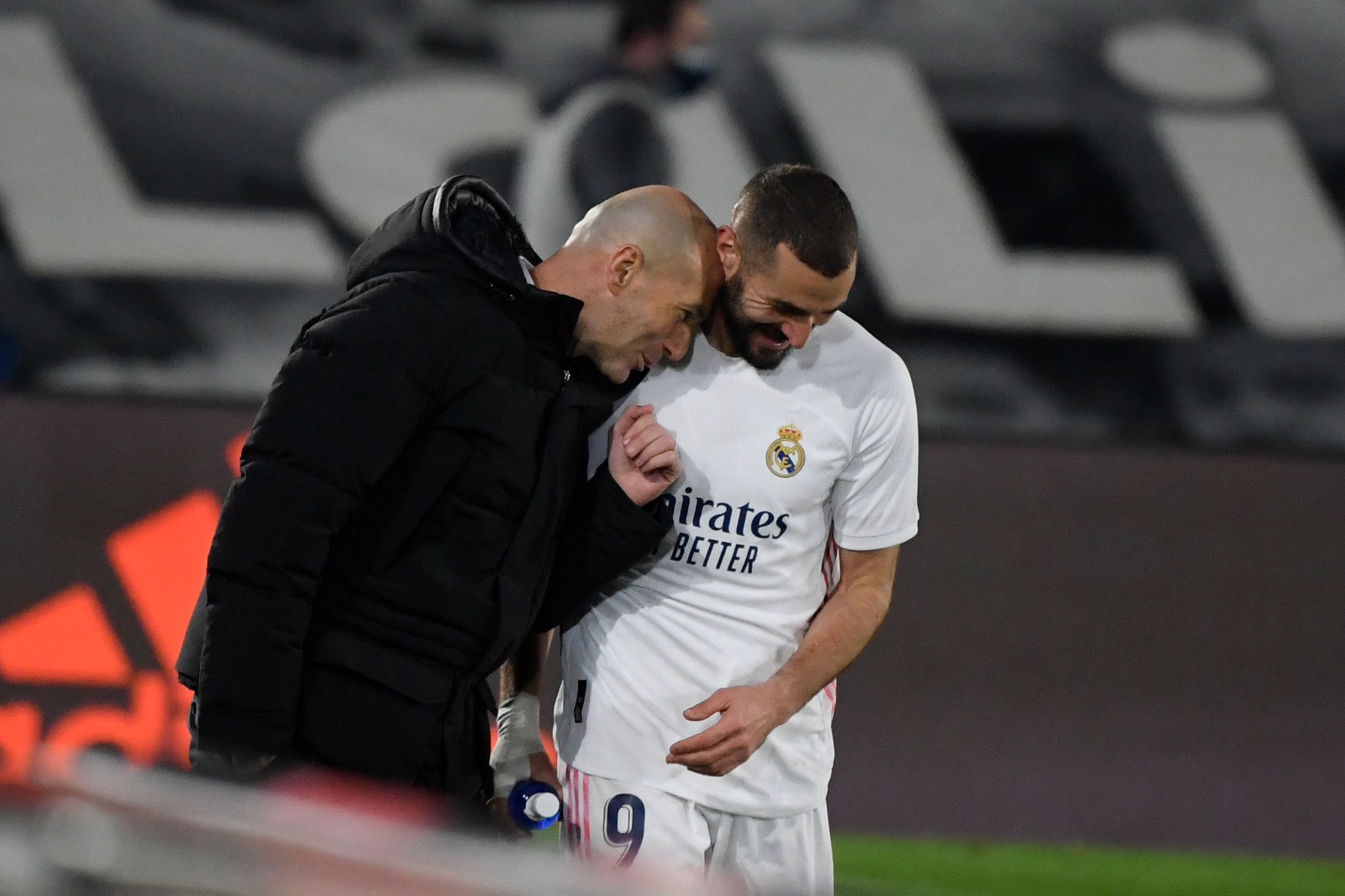 Новость на сайте FondoRuso.ru /assets/img//news/2020/2020-12-17-05-karim-benzema-and-zinedine-zidane.jpg