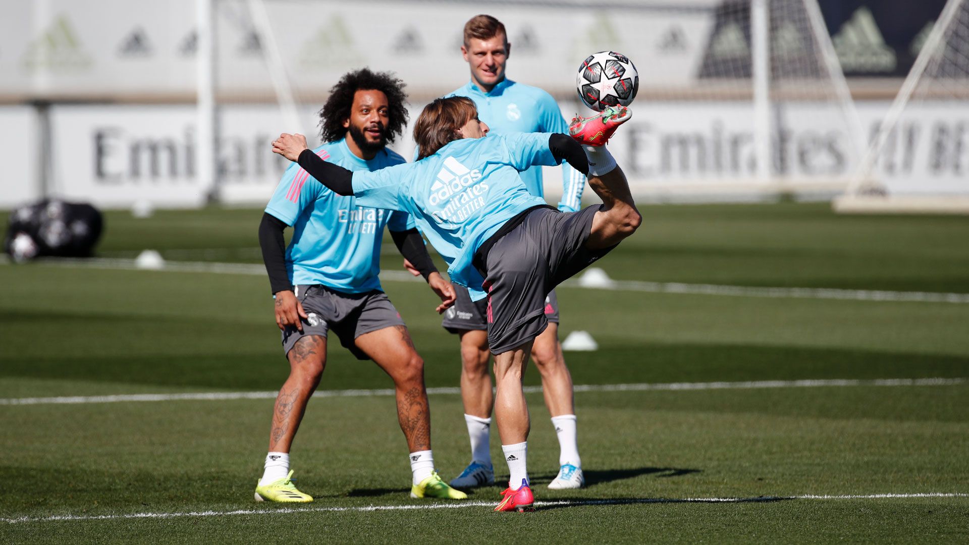Новость на сайте FondoRuso.ru /assets/img//news/2021/2021-03-14-55-modric-marcelo-kroos.jpg