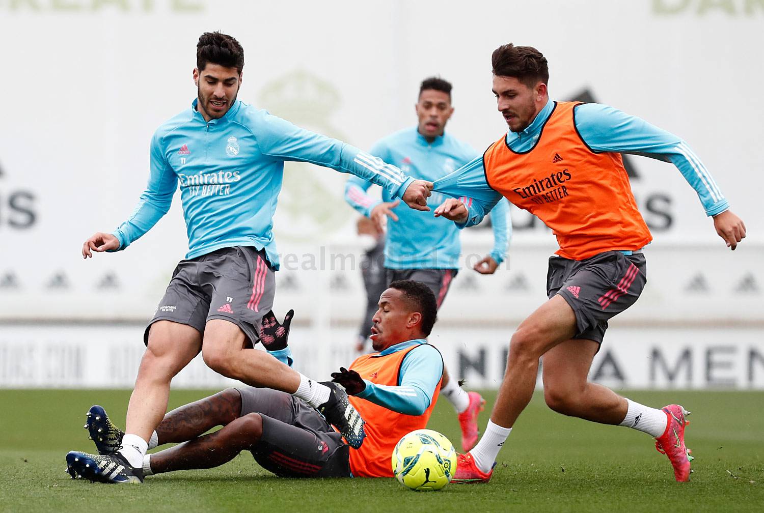 Новость на сайте FondoRuso.ru /assets/img//news/2021/2021-04-09-04-asensio-militao.jpg