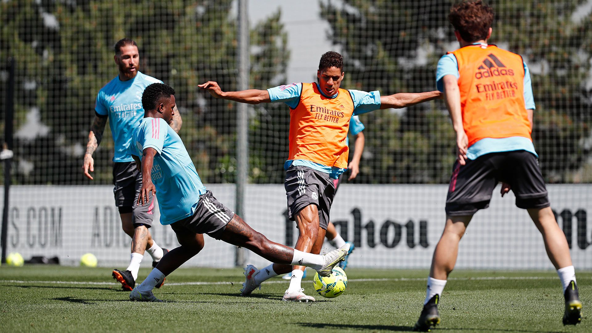 Новость на сайте FondoRuso.ru /assets/img//news/2021/2021-05-21-09-ramos-varane.jpg