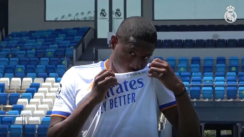 Новость на сайте FondoRuso.ru /assets/img//news/2021/2021-09-15-10-david-alaba-en-su-presentacion-besando-el-escudo-del-real-madrid-captura-realmadrid.jpeg