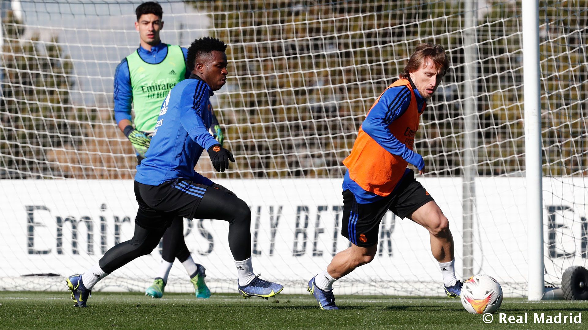 Новость на сайте FondoRuso.ru /assets/img//news/2021/2022-01-06-49-vinicius-modric.jpeg