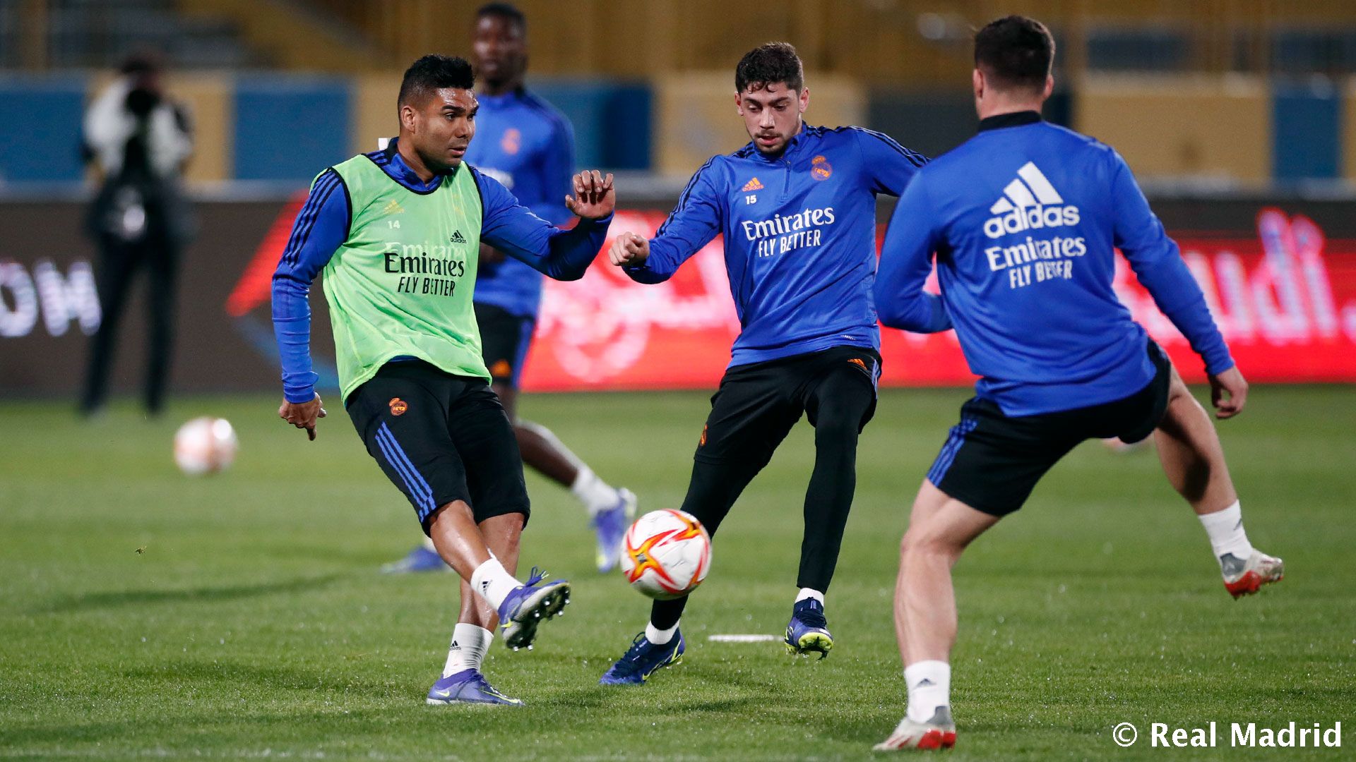 Новость на сайте FondoRuso.ru /assets/img//news/2021/2022-01-16-09-casemiro-valverde.jpeg