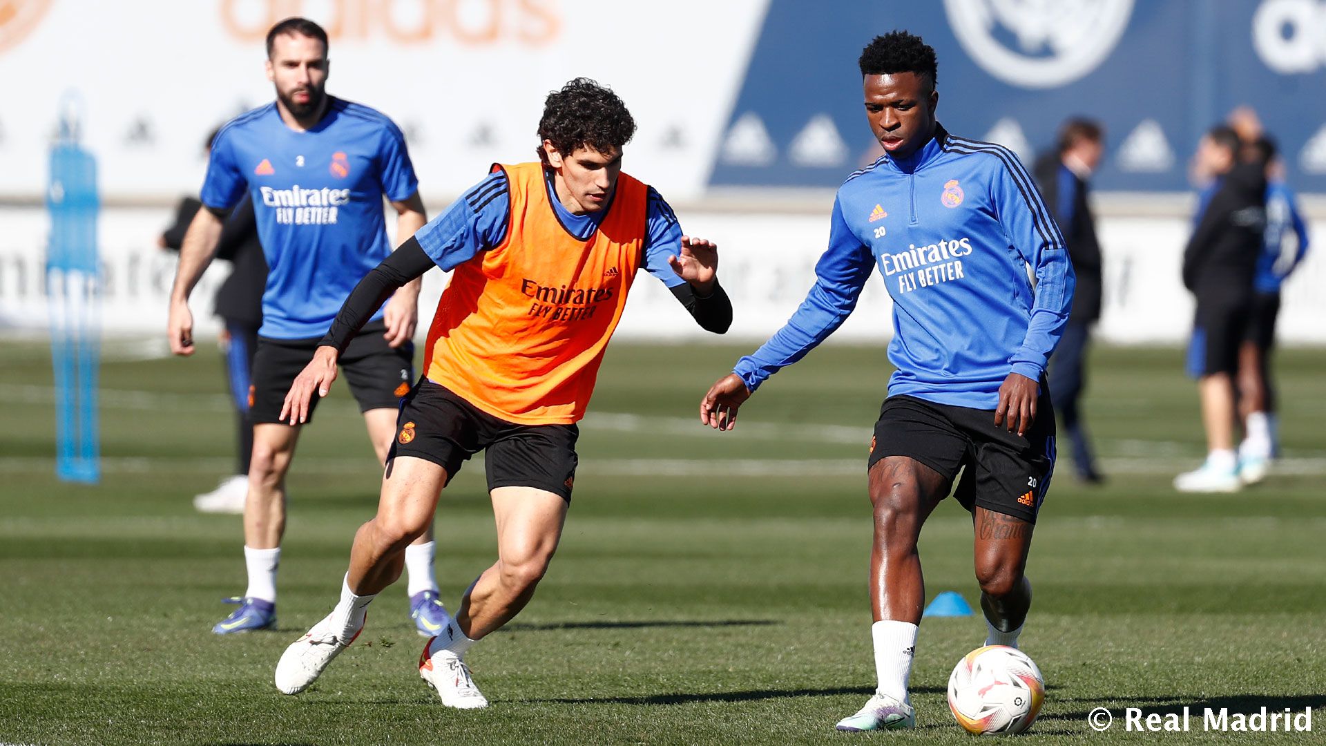 Новость на сайте FondoRuso.ru /assets/img//news/2021/2022-02-18-49-vallejo-vini.jpeg