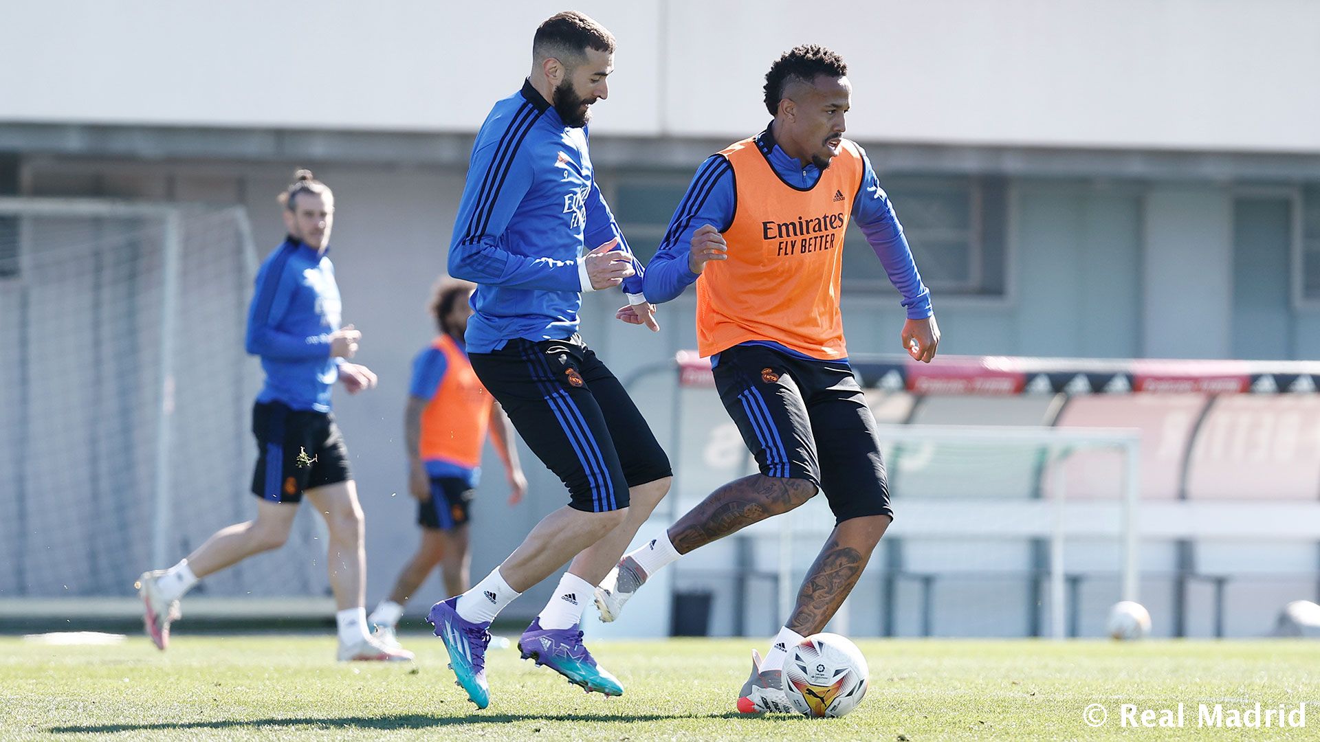 Новость на сайте FondoRuso.ru /assets/img//news/2021/2022-03-02-19-benzema-militao.jpeg