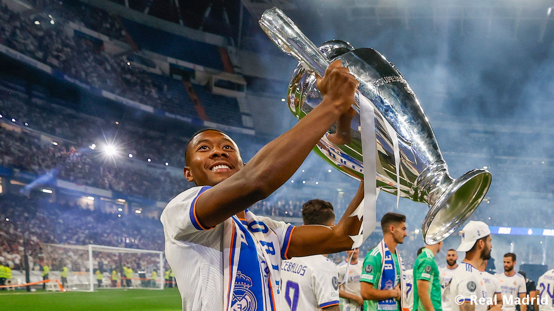 Новость на сайте FondoRuso.ru /assets/img//news/2021/2022-06-24-11-nd-alaba-celebracion-bernabeu-avc1409thumb.jpeg