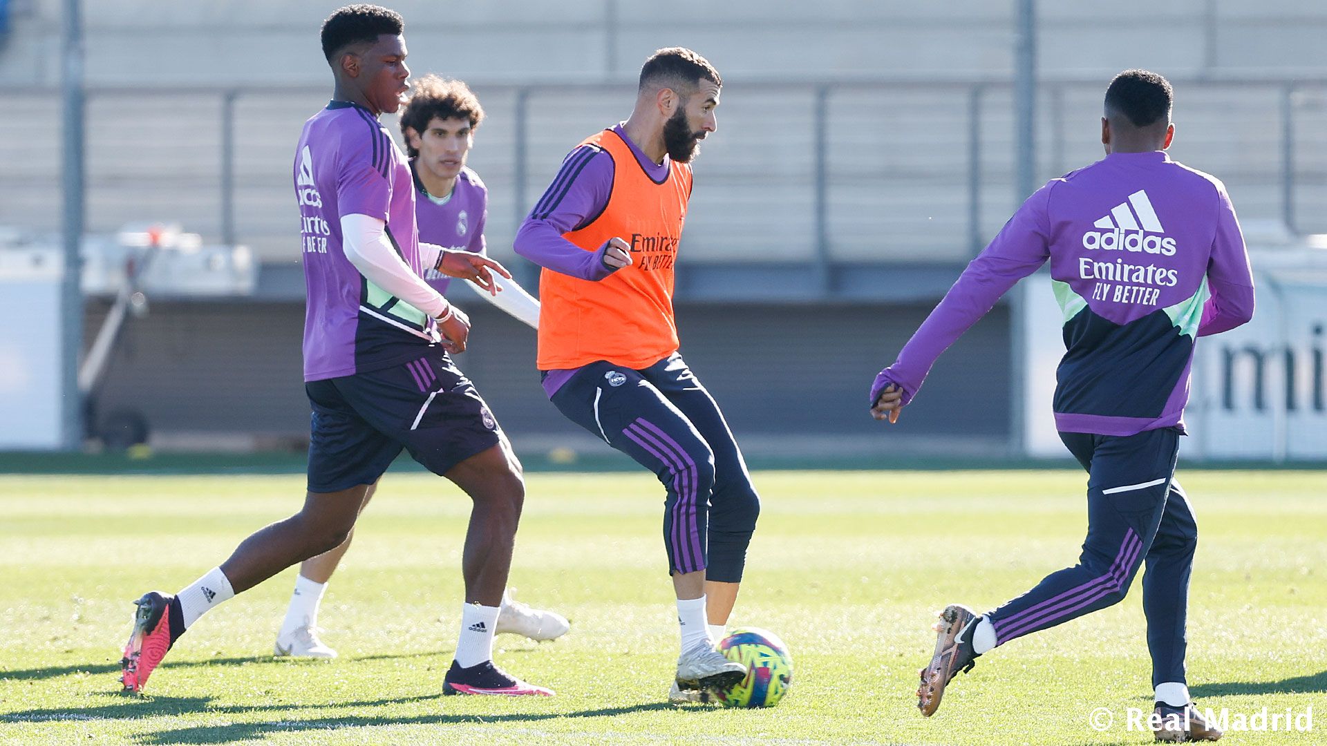 Новость на сайте FondoRuso.ru /assets/img//news/2022/2023-01-06-07-benzema-tchuma.jpeg