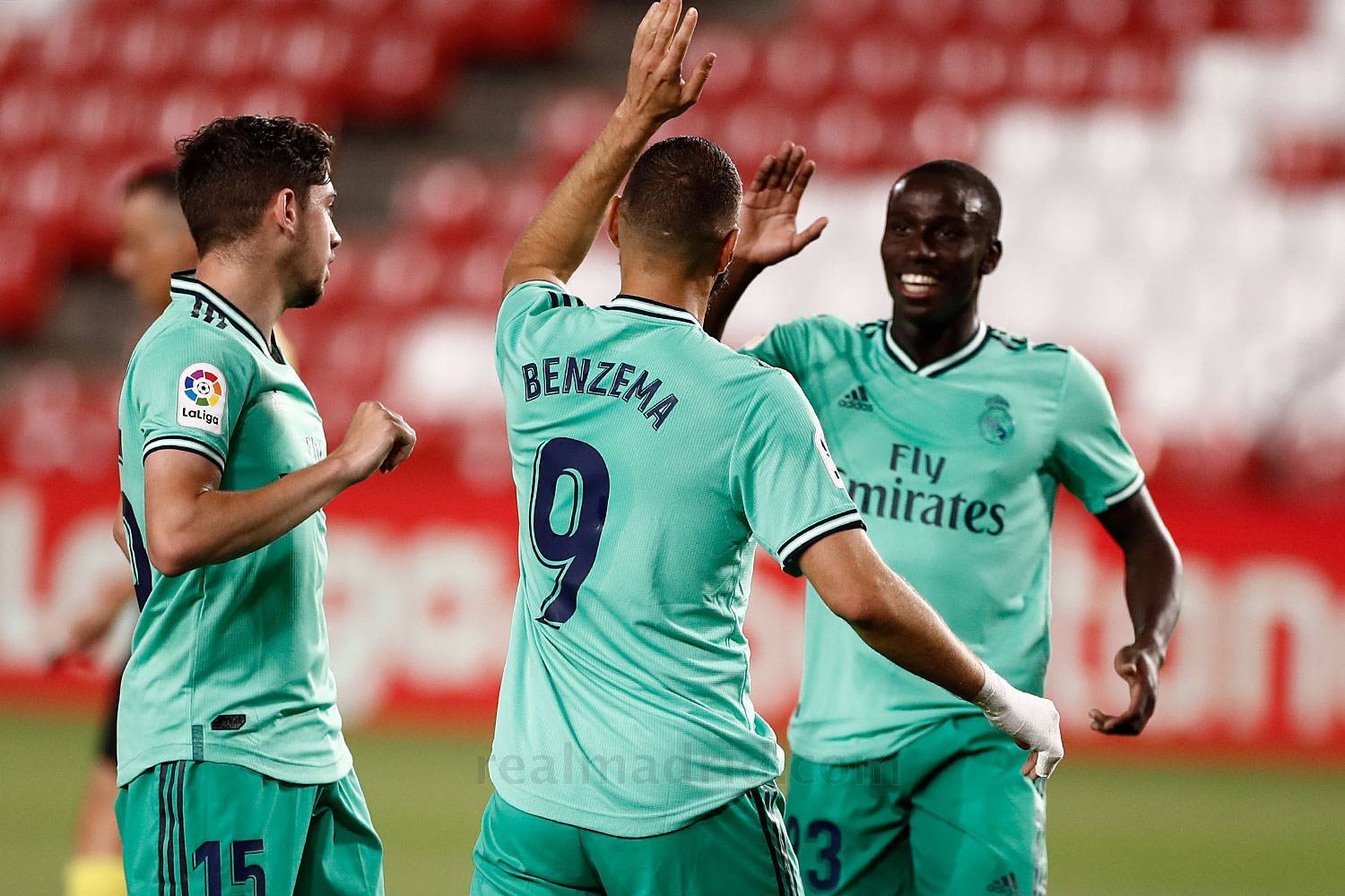 Новость на сайте FondoRuso.ru /assets/img/news/2020/2020-07-14-36-benzema-mendi.jpg