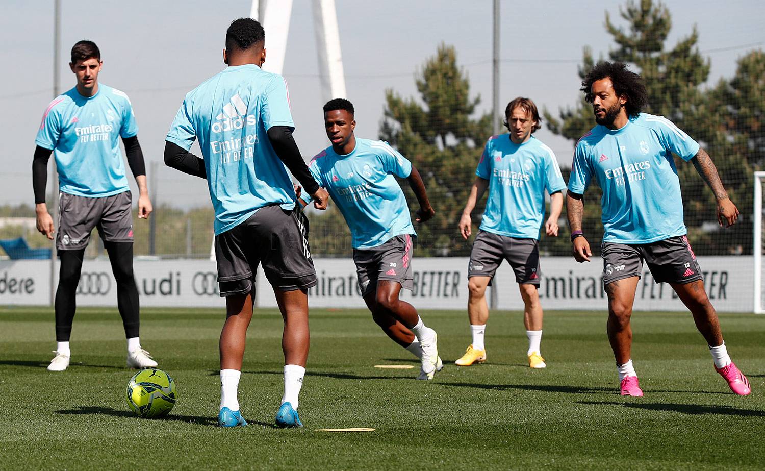 Заключительную тренировку перед матчем с «Севильей» Винисиус провел в общей группе