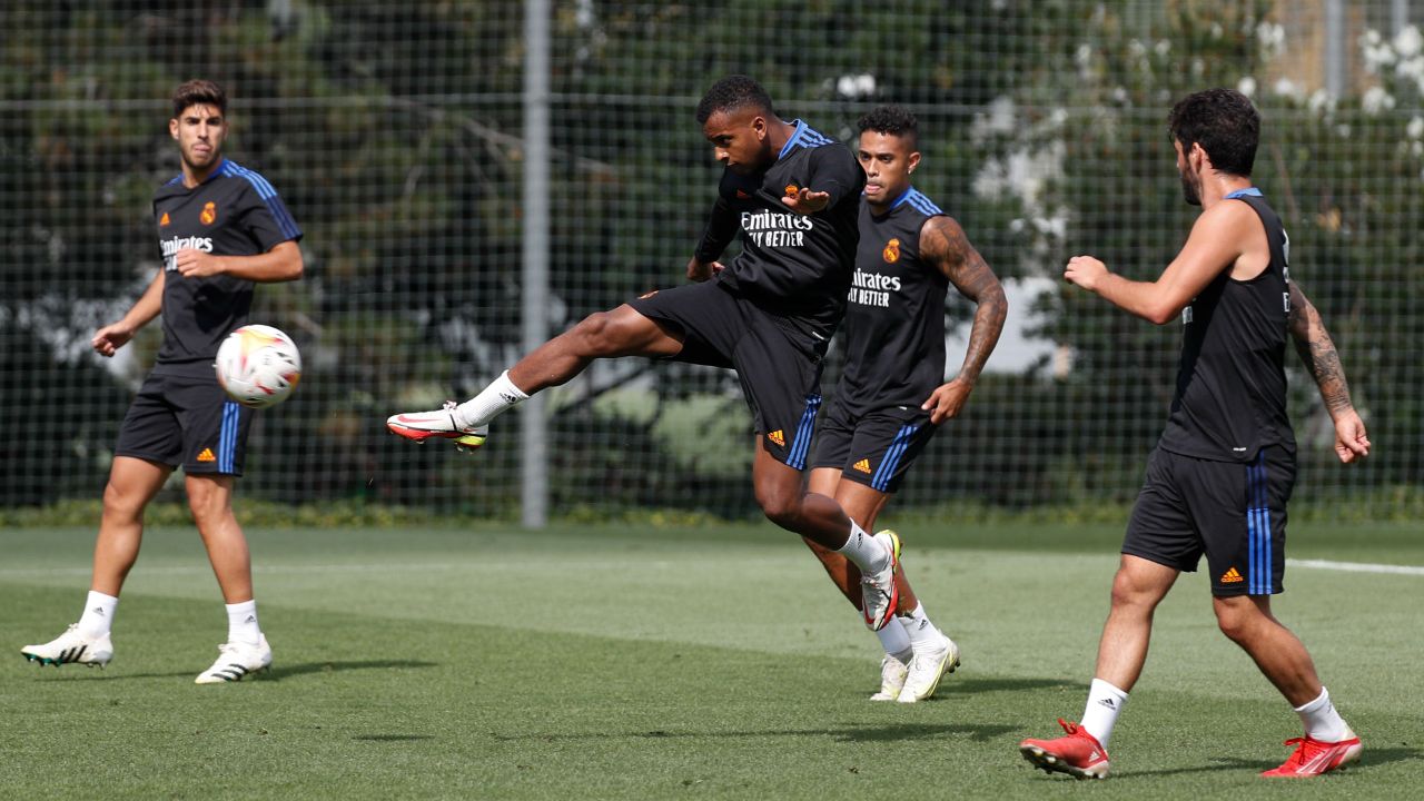 Менди и Начо провели занятие на газоне