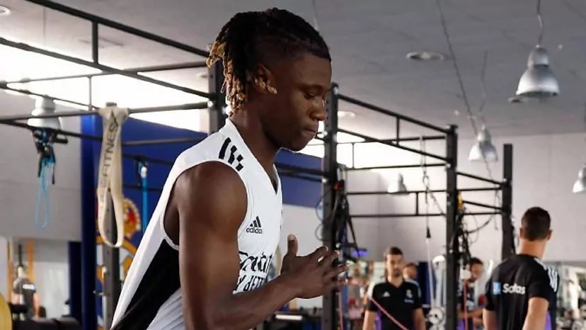 Камавинга в отпуске не расставался с физиотерапевтом, тренером по физ.подготовке и поваром