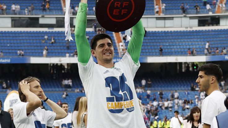 Куртуа держит ворота на замке