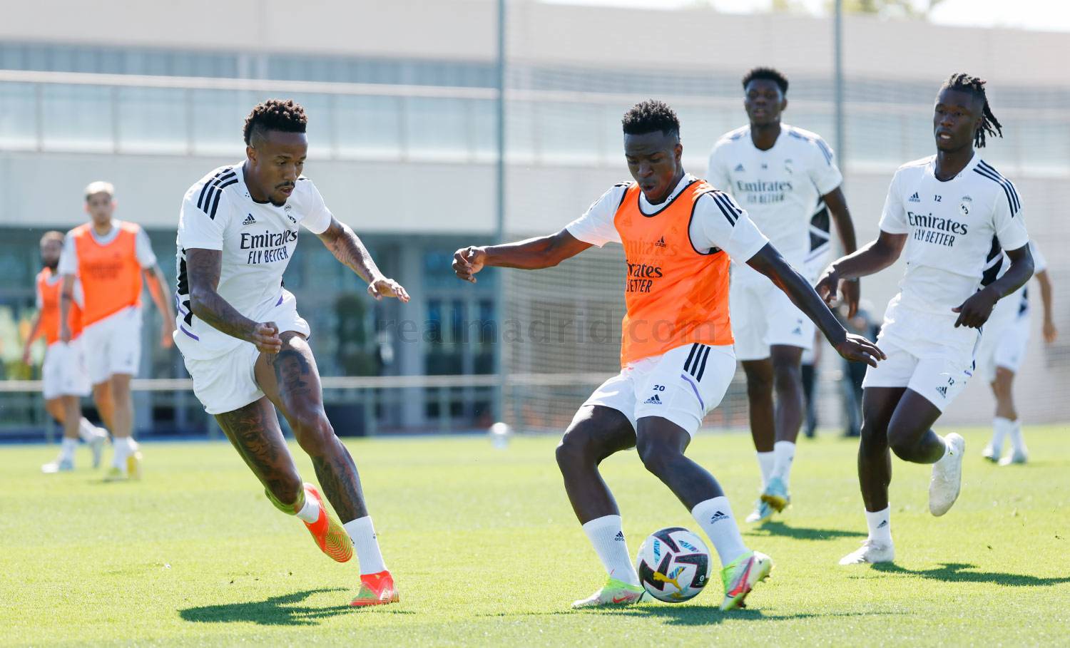 Бензема тренируется отдельно от команды перед дерби