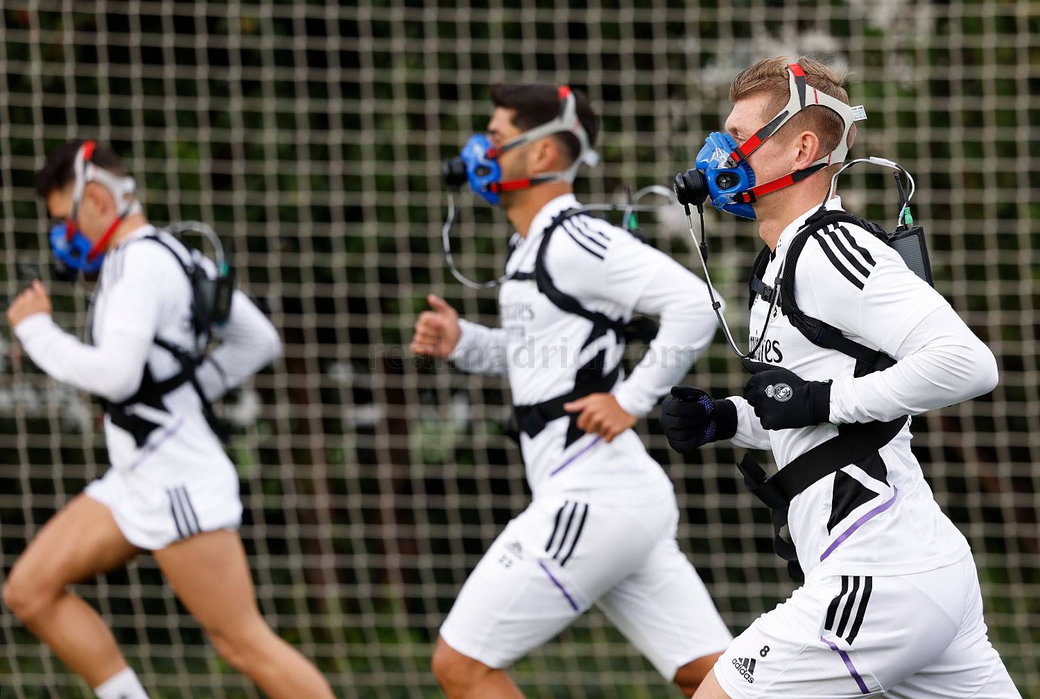 Команда выполнила физические тесты в гипоксических масках