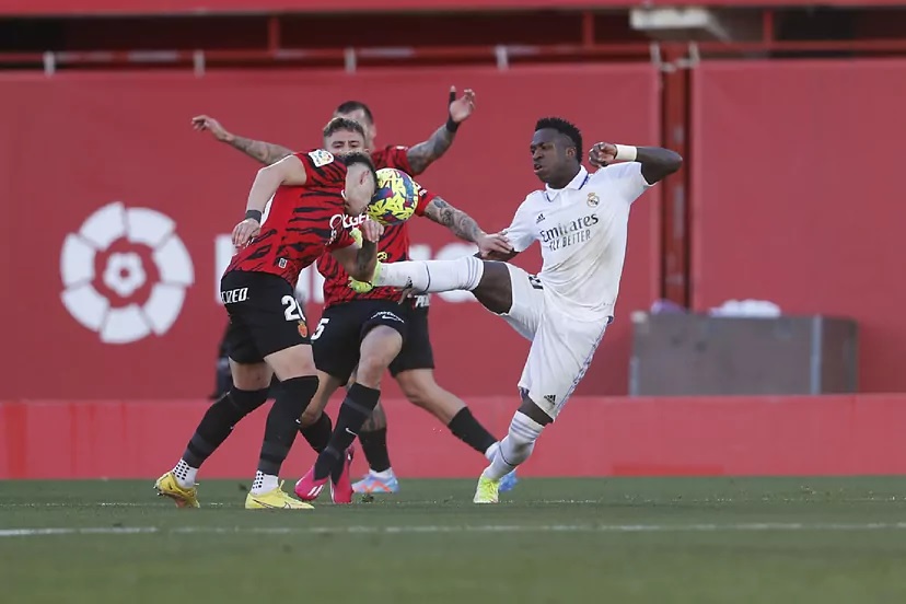 Штраф и 12-месячный бан за расистские оскорбления в адрес Винисиуса