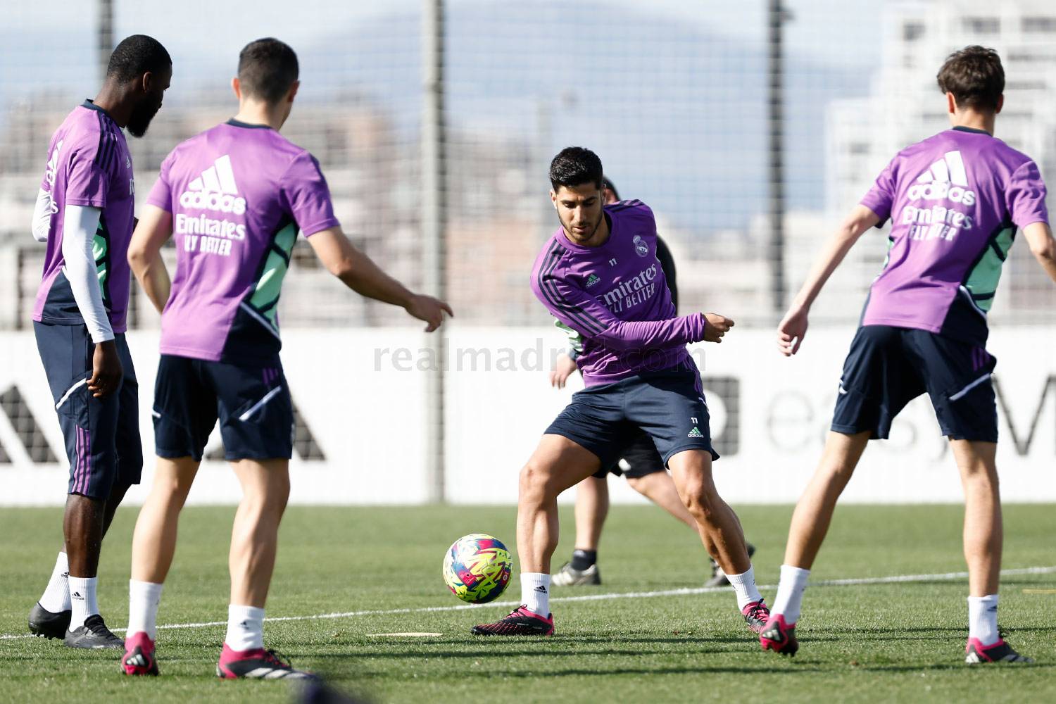 Команда вернулась к работе без Бензема и Крооса