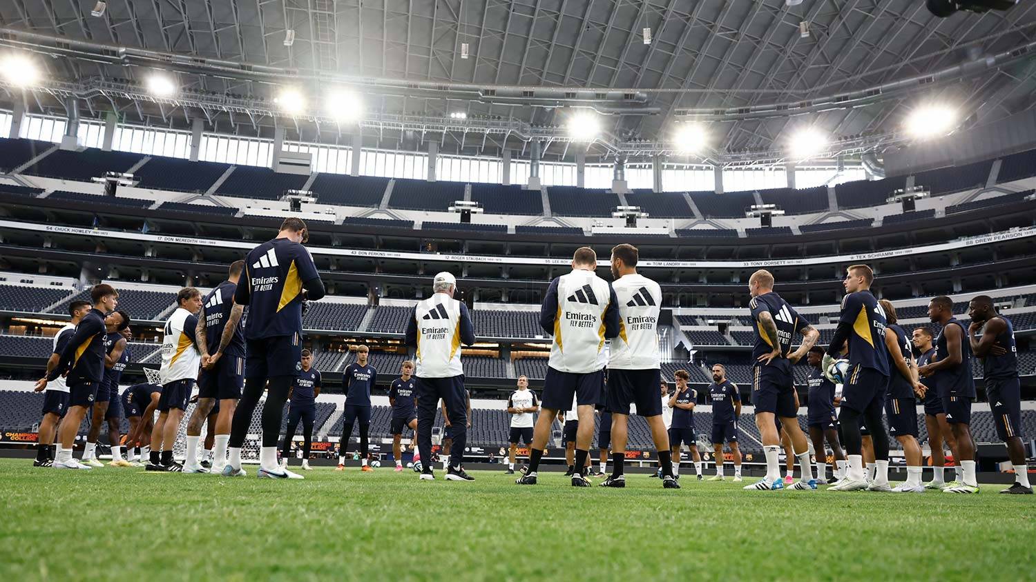 Команда провела тренировку на стадионе «AT&T» в Далласе