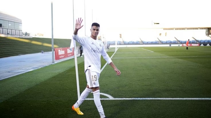 С Рейньером что-то происходит