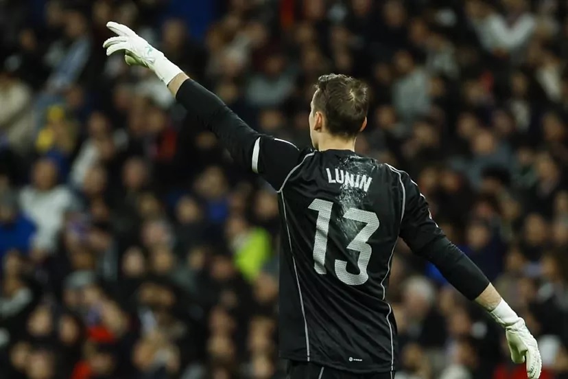 Лунин не облегчает задачу