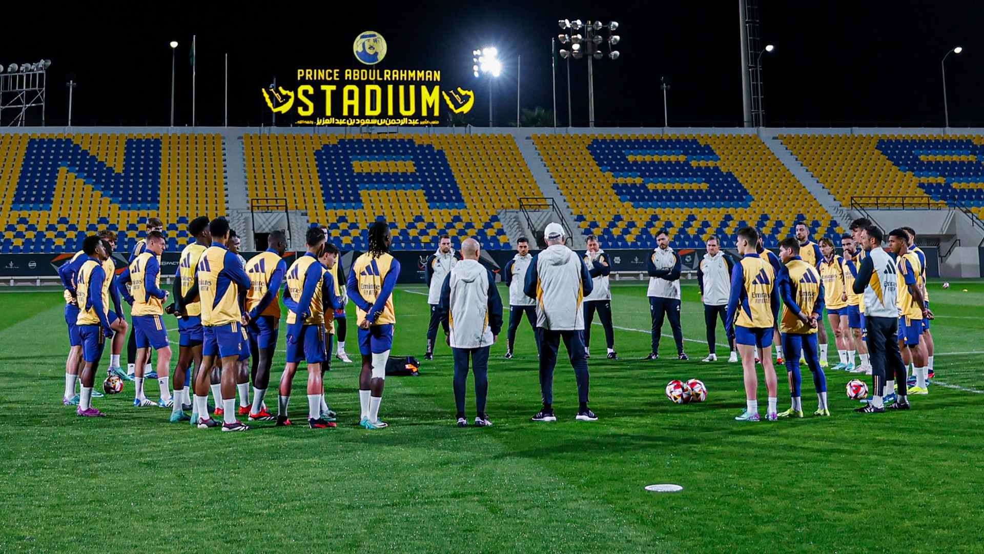 Команда провела тренировку на стадионе в Эр-Рияде