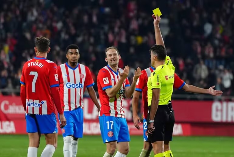 В преддверии важного матча в гонке за титул все разговоры о судьях...