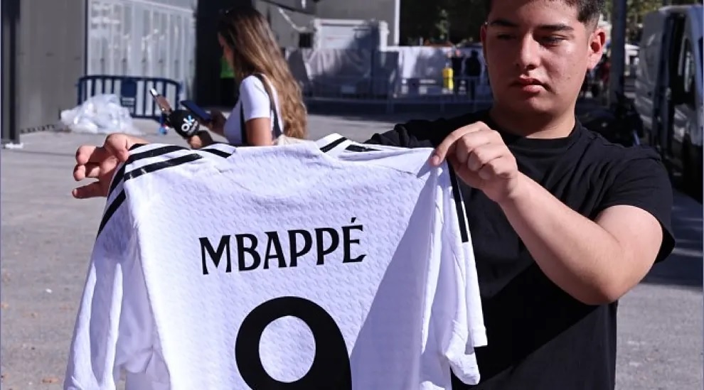 Первый день продажи футболок Мбаппе значительно превысил первоначальные прогнозы
