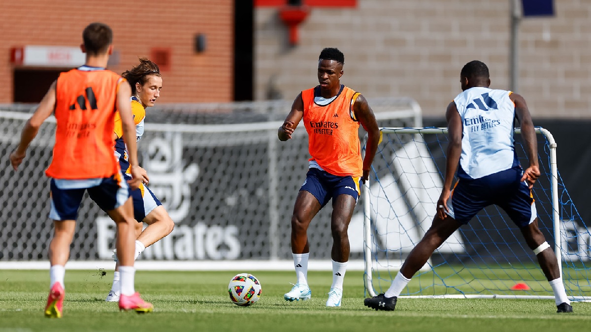 Началась подготовка к товарищескому матчу с «Барселоной»