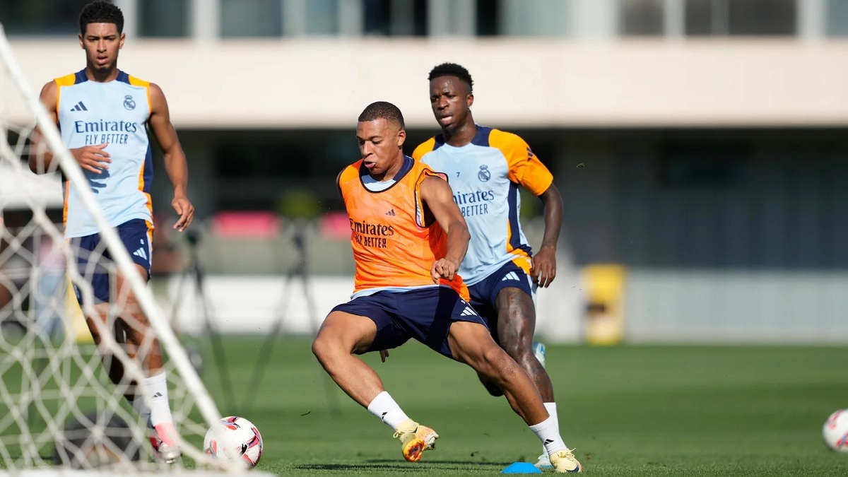 Все игроки вернулись из расположения своих сборных