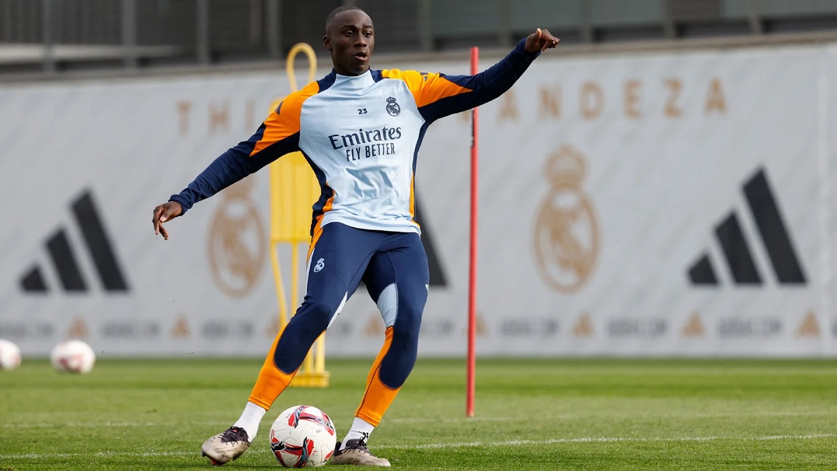 Тибо Куртуа занимался на газоне индивидуально