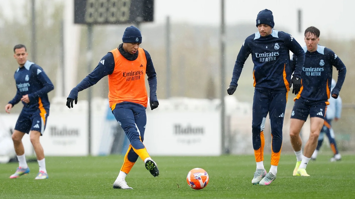 «Мадрид» продолжает подготовку к матчу с «Алавесом»