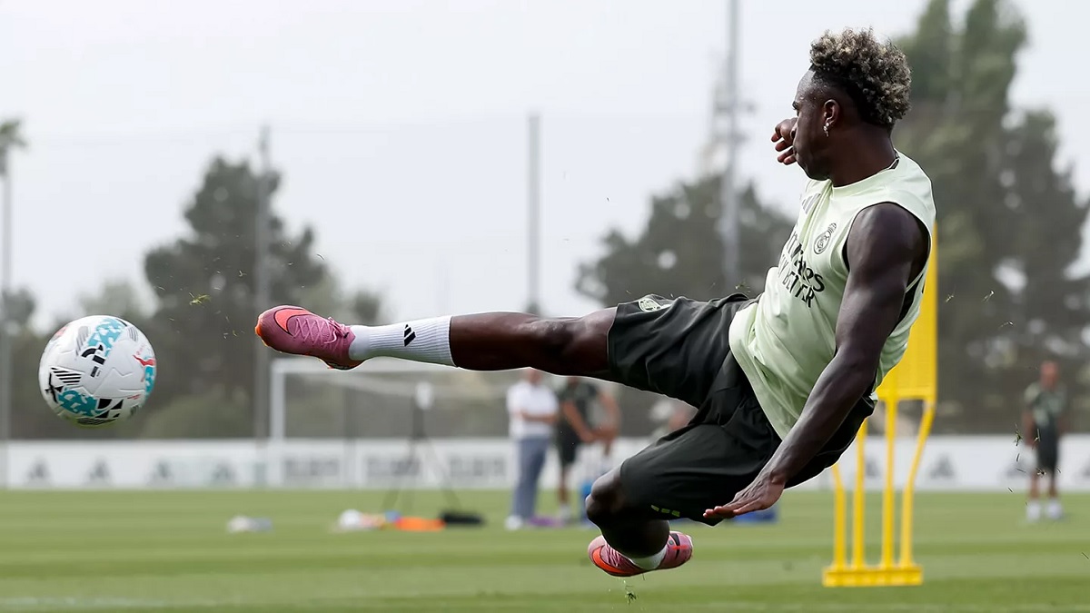 Команда провела занятие на газоне и в зале