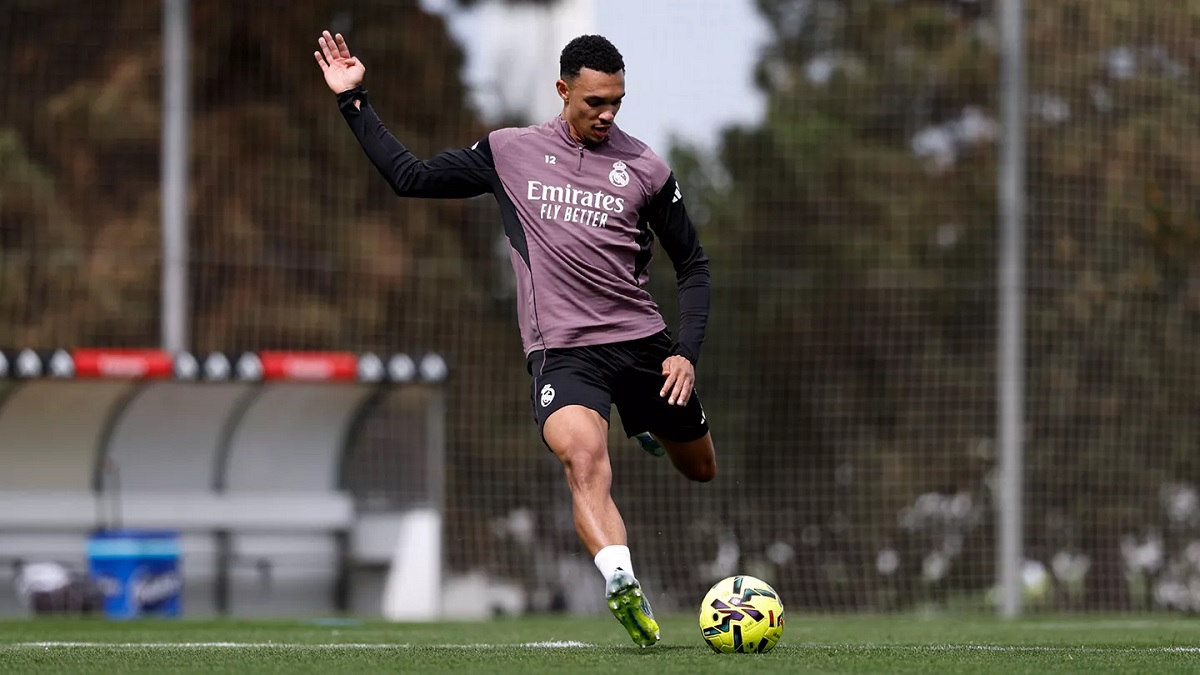 Команда занималась физической работой и упражнениями с мячом