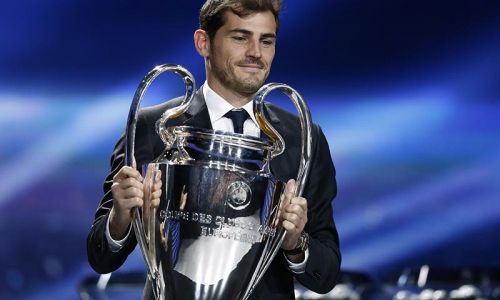 Spains-goalkeeper-Iker-Casillas-arrives-on-stage-with-the-European-Champion-Clubs-Cup