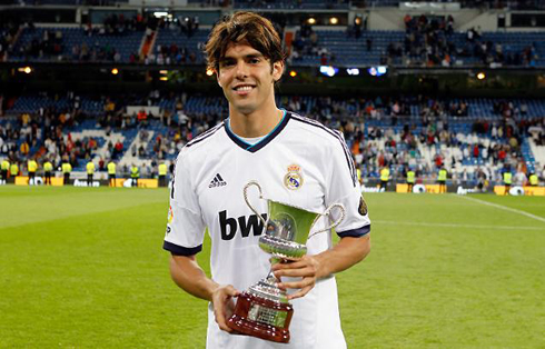 cristiano-ronaldo-561-ricardo-kaka-showing-off-his-trophy-award-for-the-mvp-in-real-madrid-vs-millonarios-in-2012-2013
