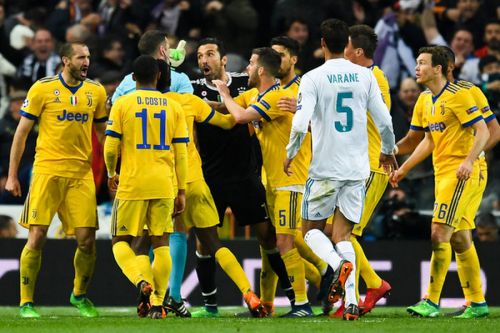 20181804-Gianluigi+Buffon+Michael+Oliver+Real+Madrid+qAJghRm_D9hl